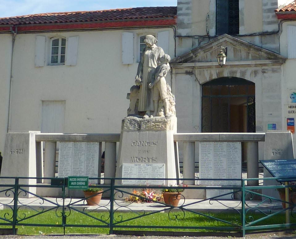 Monument aux morts avec la statue d'une femme et d'un enfant